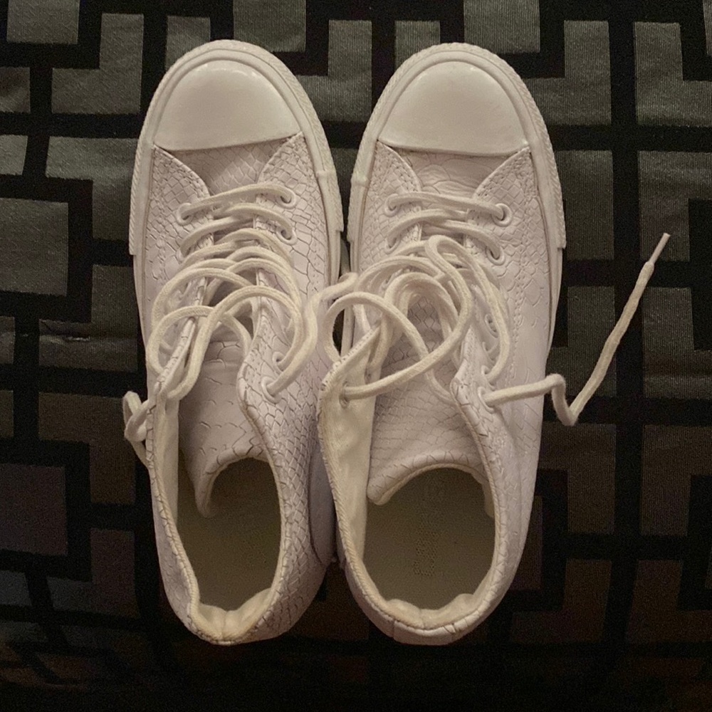 Converse women’s white platform sneakers.. Size 7. Worn but good condition..